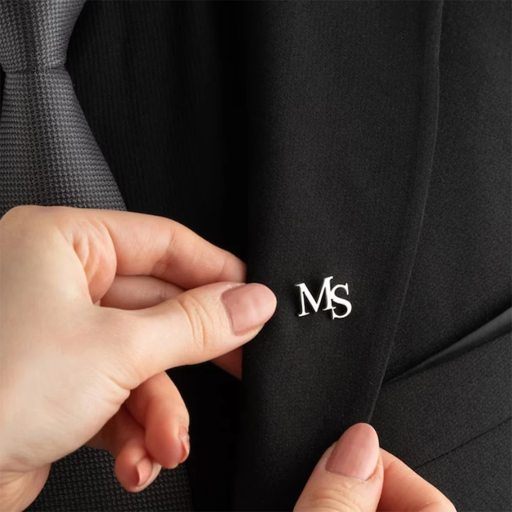 Embroidery Names - دبابيس أولية مخصصة للنساء شخصية فاخرة
