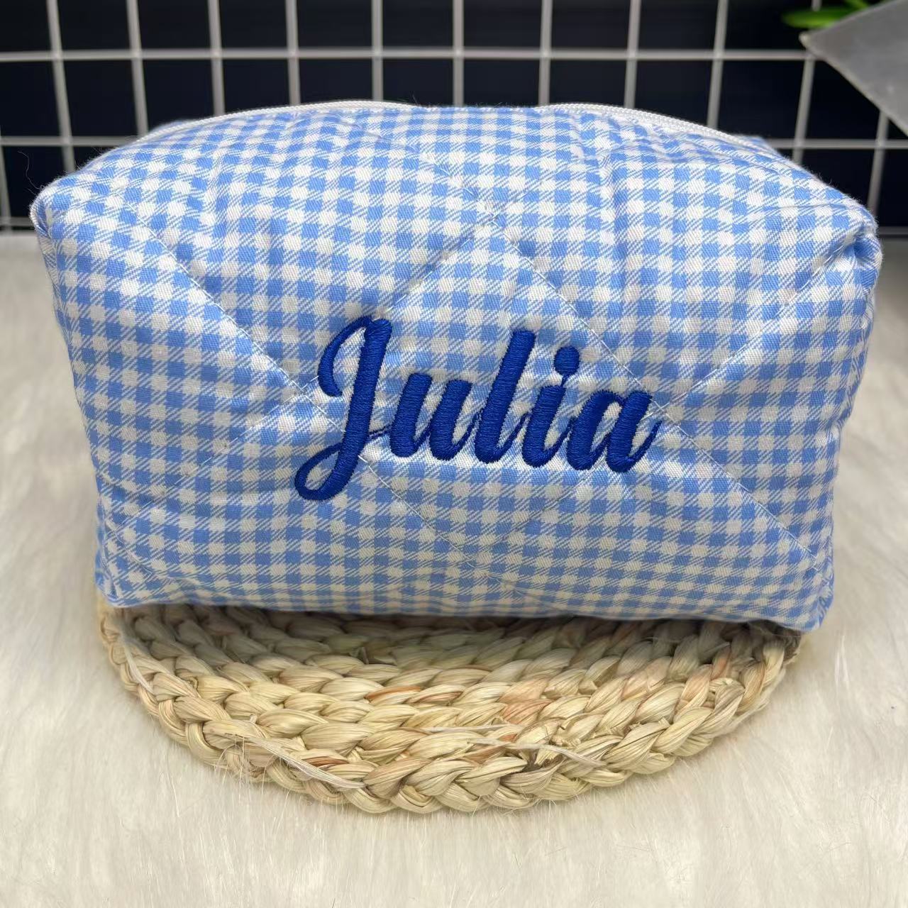 Embroidery Names - حقيبة مستحضرات تجميل مخططة ذات سعة